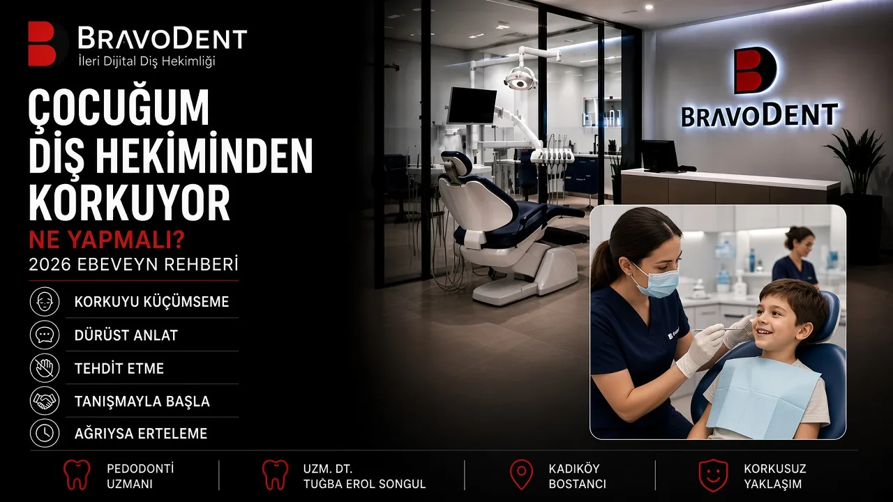 Pedodontist, muayene koltuğunda oturan çocuğa aynayı gösterip güven veriyor